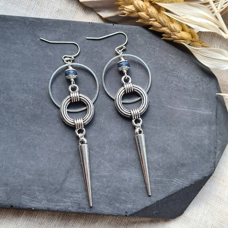 Anneau Lance | Boucles d'oreilles argentées avec anneau et pointe – Vue 01