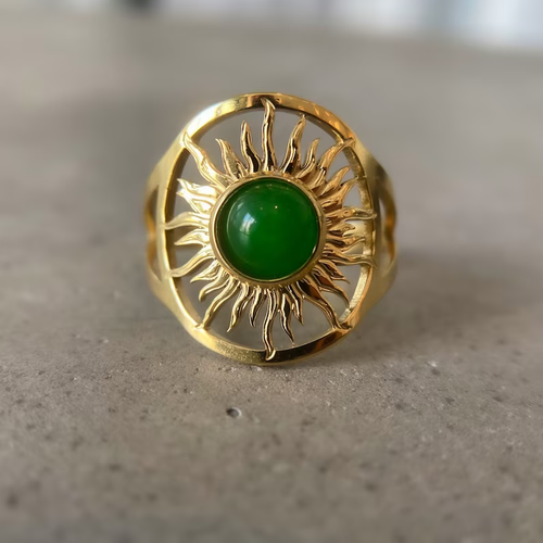 Bague dorée en forme de disque solaire avec pierre verte ronde
