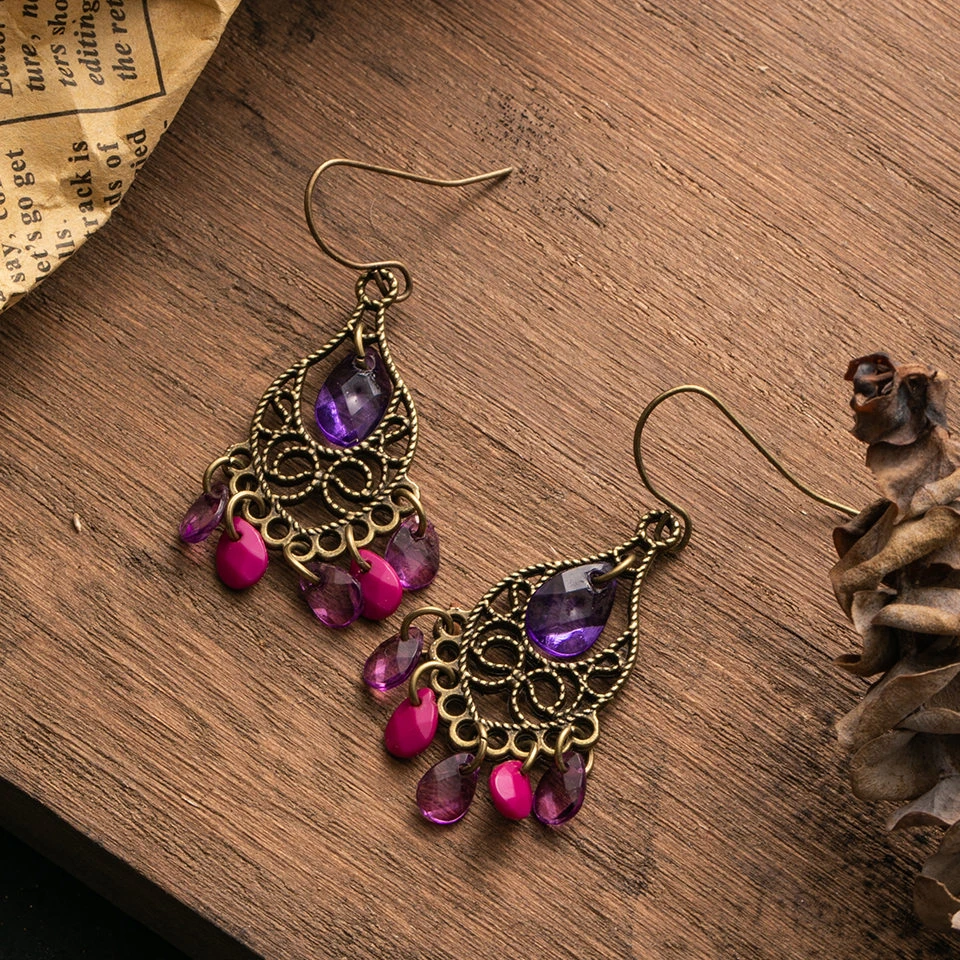 Lanterne de Bronze | Boucles d'oreilles avec pierre violette dans un cadre bronze – Vue 01