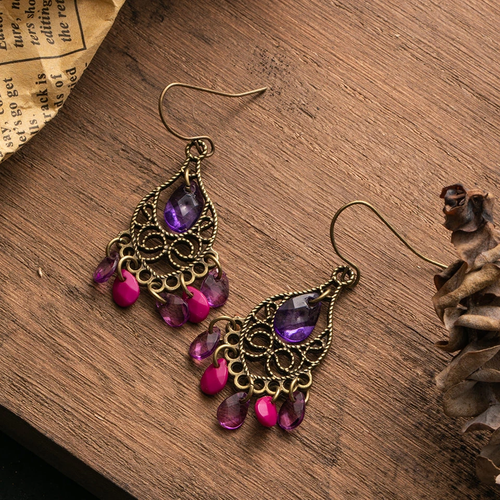 Lanterne de Bronze | Boucles d'oreilles avec pierre violette dans un cadre bronze – Vue 01