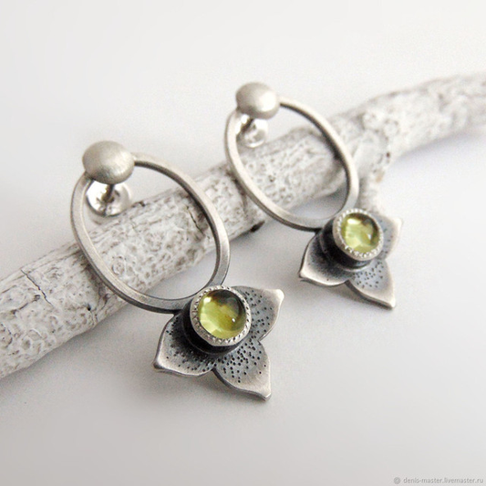Noyau Vert | Boucles d'oreilles avec anneau ovale et pierre vert jaune – Vue 01