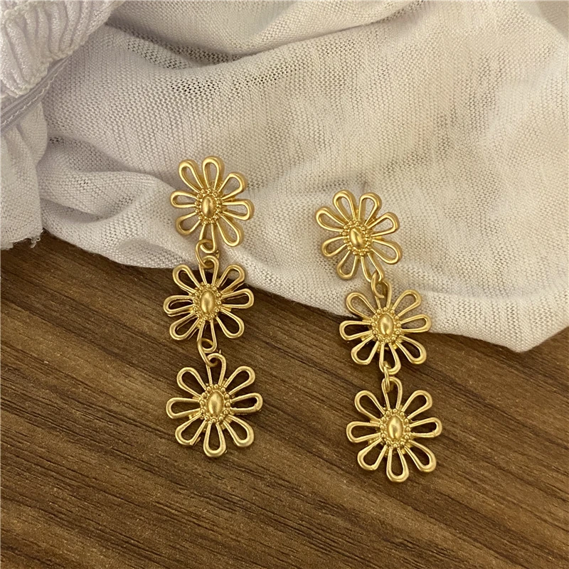 Cascade de Marguerites | Boucles d'oreilles dorées avec trois fleurs – Vue 01