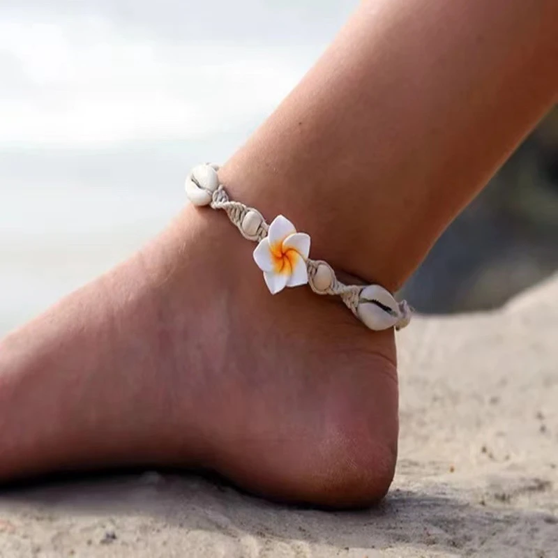 Fleur Blanche | Chaîne de cheville en cordon tressé avec fleur et détails en coquillage – Vue 01