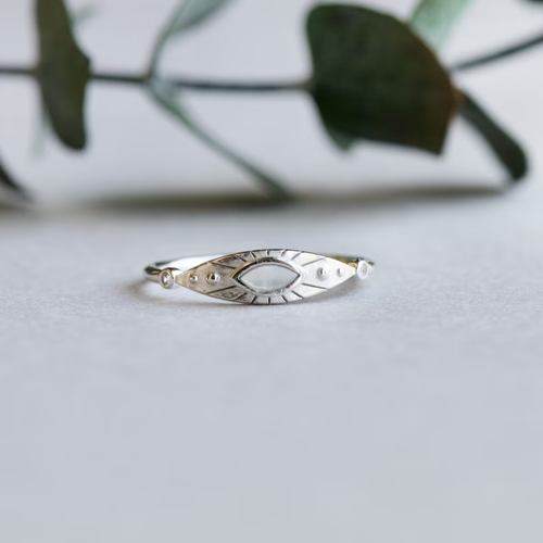 Bague fine argentée avec petite pierre claire ovale pointue