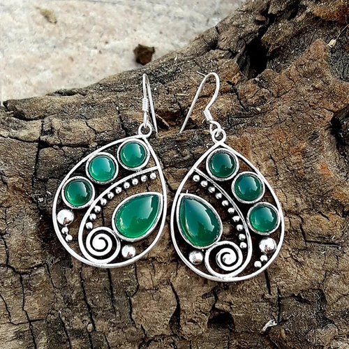 Volute Verdoyante | Boucles d'oreilles argentées avec quatre pierres vertes – Vue 01