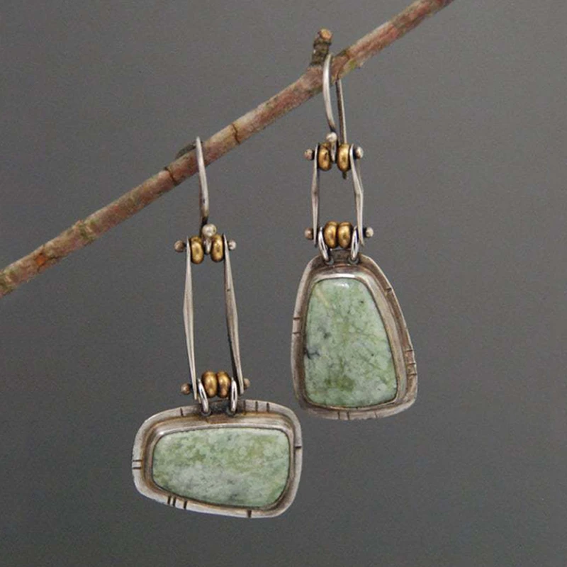 Carreau Vert | Boucles d'oreilles avec pierre vert clair et détail doré – Vue 01