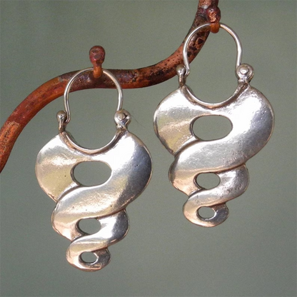 Onde d'Argent | Grandes boucles d'oreilles argentées en forme de vague – Vue 01