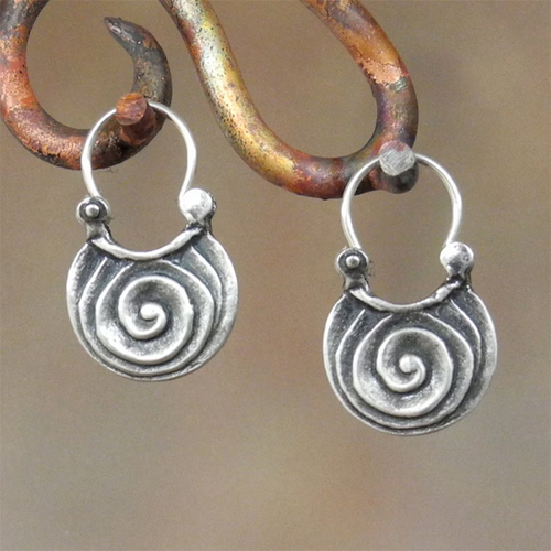 Arc Spirale | Boucles d'oreilles argentées à motif de spirale – Vue 01