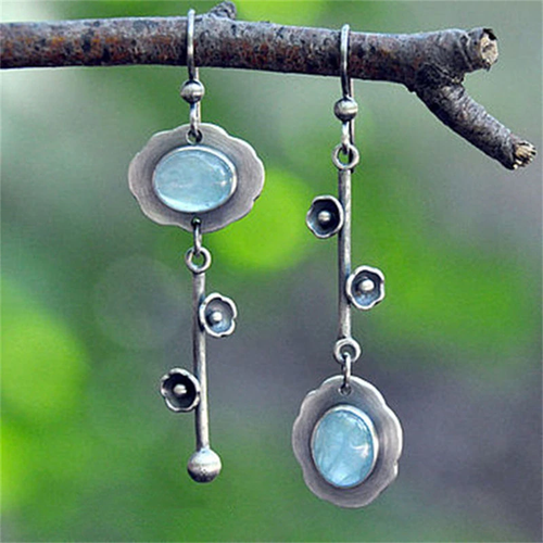 Barre de Rosée | Boucles d'oreilles argentées avec pierre bleu clair – Vue 01