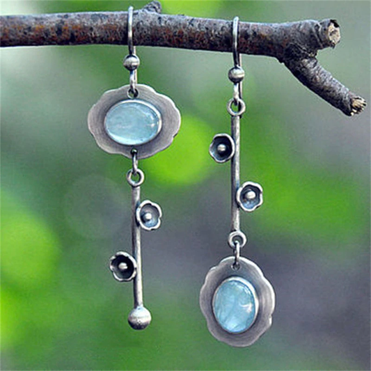 Barre de Rosée | Boucles d'oreilles argentées avec pierre bleu clair – Vue 01
