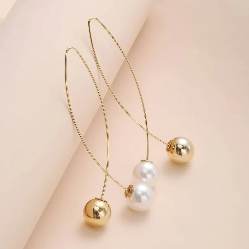 Perle de Fil | Fines boucles d'oreilles dorées avec perle blanche et perle dorée – Vue 01
