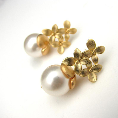 Boule Fleurie | Boucles d'oreilles fleurs dorées avec perle blanche – Vue 01