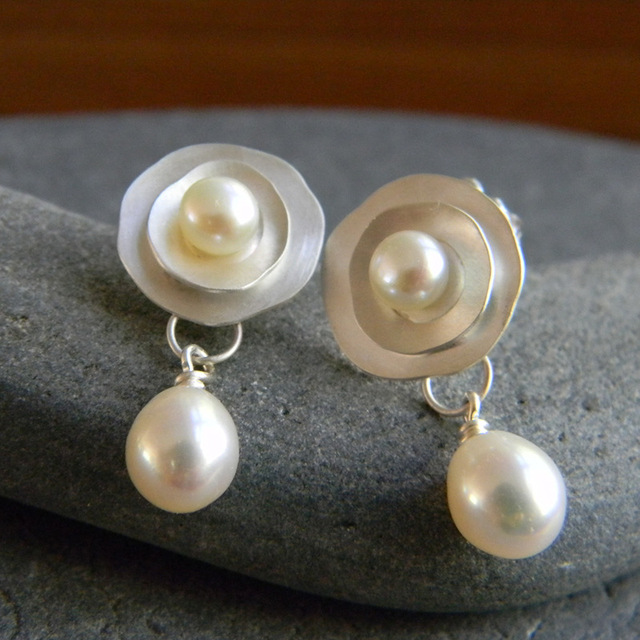 Fleur Perlée | Boucles d'oreilles argentées avec disque floral et perles blanches – Vue 01