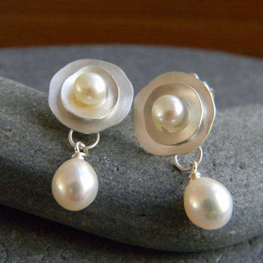 Fleur Perlée | Boucles d'oreilles argentées avec disque floral et perles blanches – Vue 01