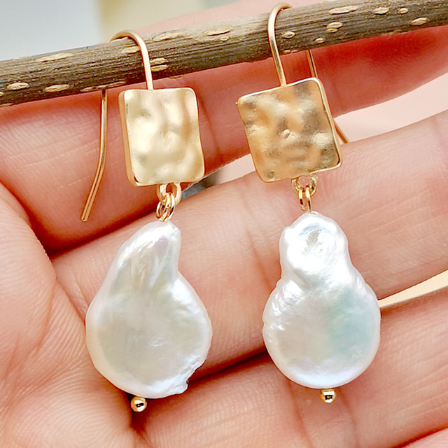 Carré Martelé | Boucles d'oreilles dorées avec carré martelé et détail blanc – Vue 01