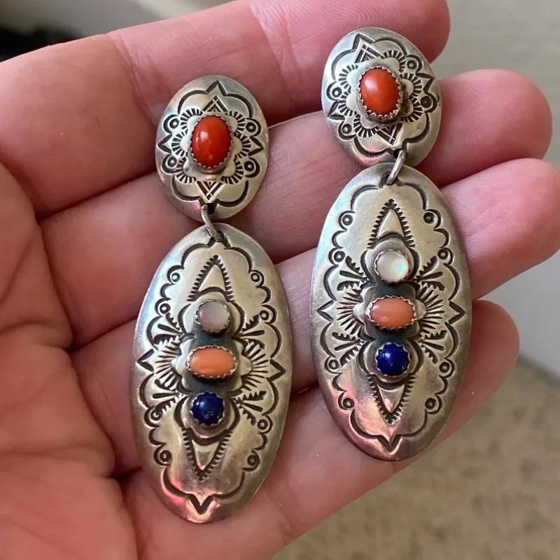 Plaque du Désert | Boucles d'oreilles argentées avec pierres colorées – Vue 01