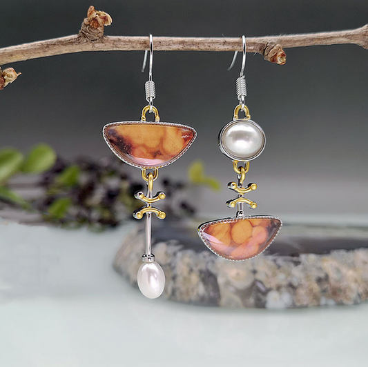 Lune Ardente | Boucles d'oreilles asymétriques avec pierre orange et détails clairs – Vue 01
