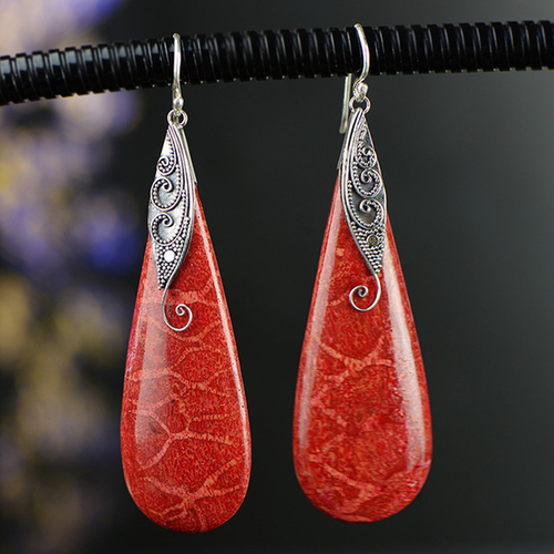 Lueur Rouge | Boucles d'oreilles argentées avec pierres rouges – Vue 01