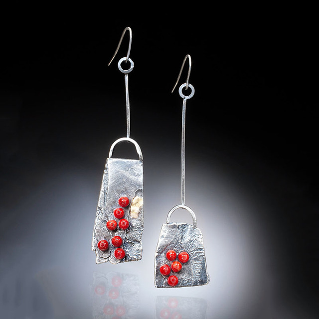 Branche à Baies | Longues boucles d'oreilles avec points rouges – Vue 01