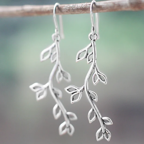 Jeu de Branches | Boucles d'oreilles argentées avec feuilles sur une branche – Vue 01
