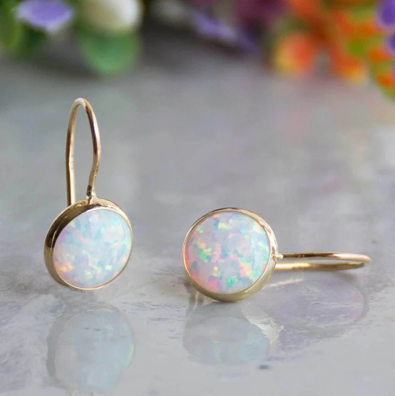 Éclat Laiteux | Boucles d'oreilles dorées avec détail blanc aux reflets opalins – Vue 01