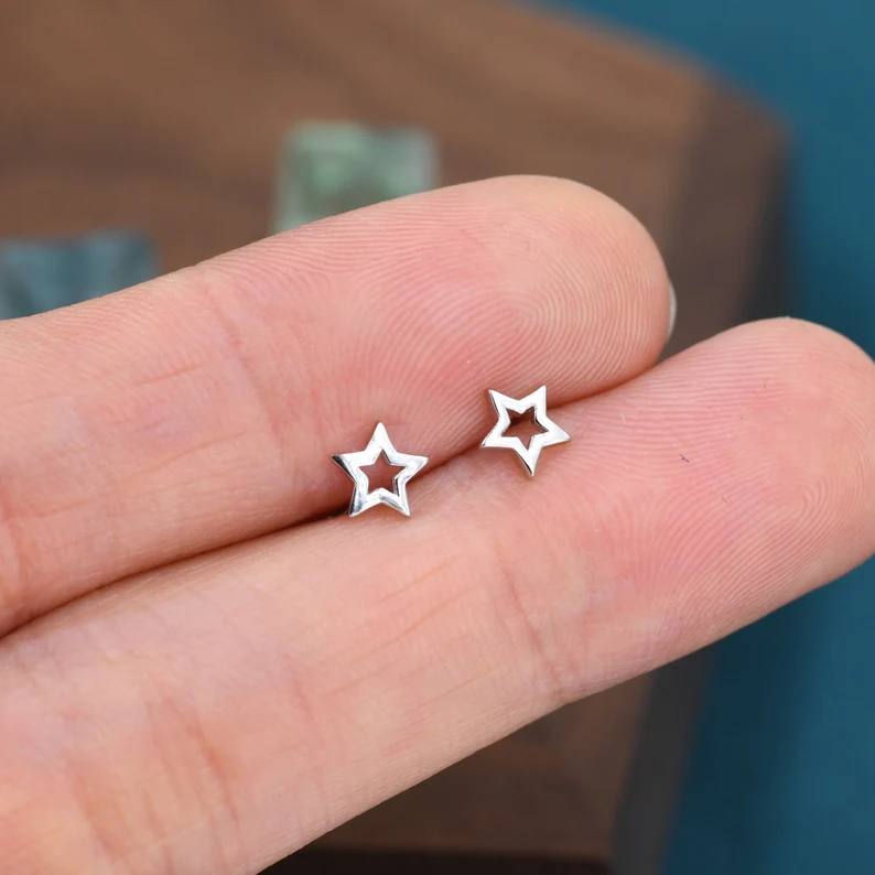 Semis de Mini Étoiles | Petites boucles d'oreilles étoile argentées – Vue 01