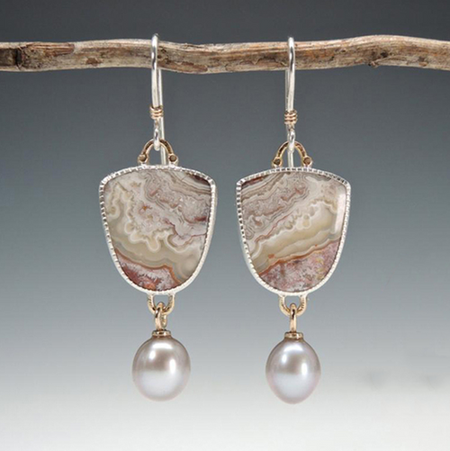 Bouclier de Terre | Boucles d'oreilles argentées avec pierre sable et goutte claire – Vue 01