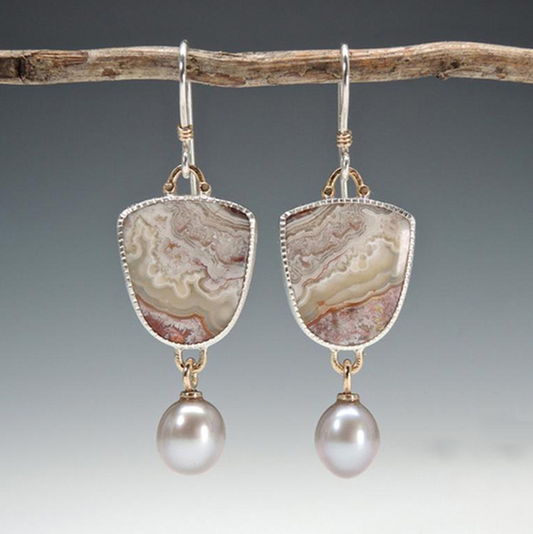 Bouclier de Terre | Boucles d'oreilles argentées avec pierre sable et goutte claire – Vue 01
