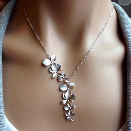Fleur | Collier argenté au motif floral – Vue 01