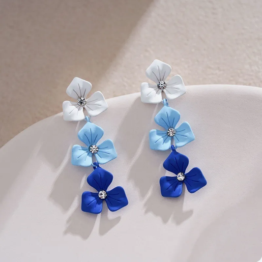 Fleur Bleue | Boucles d'oreilles avec fleurs aux nuances bleues – Vue 01