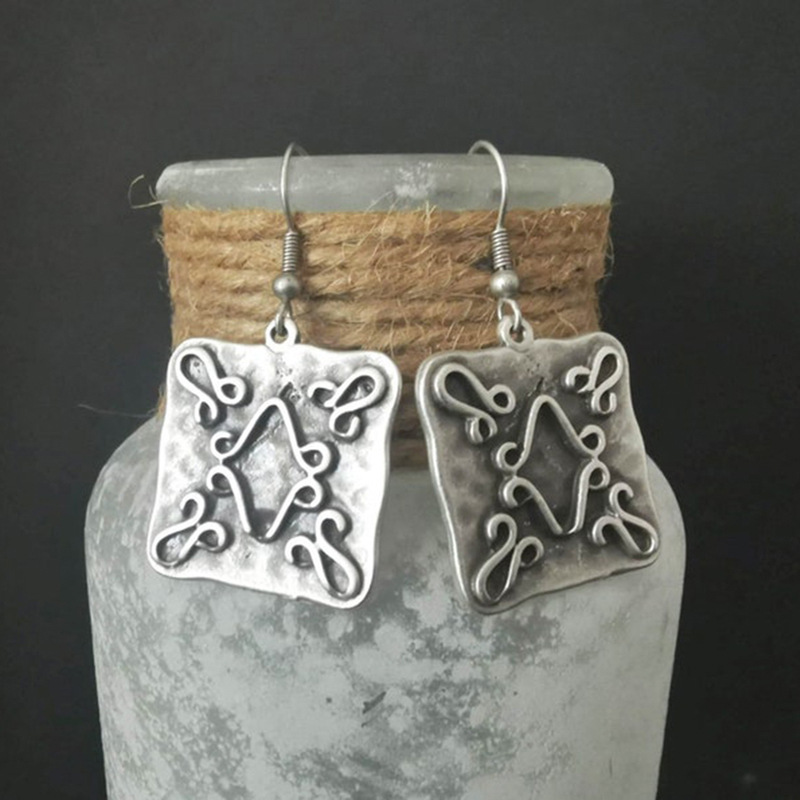 Carré Filigrane | Boucles d'oreilles carrées à motif ajouré – Vue 01