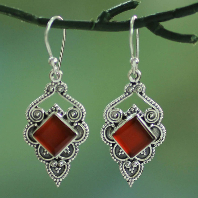 Carreau Rouge | Boucles d'oreilles argentées avec pierres rouges – Vue 01