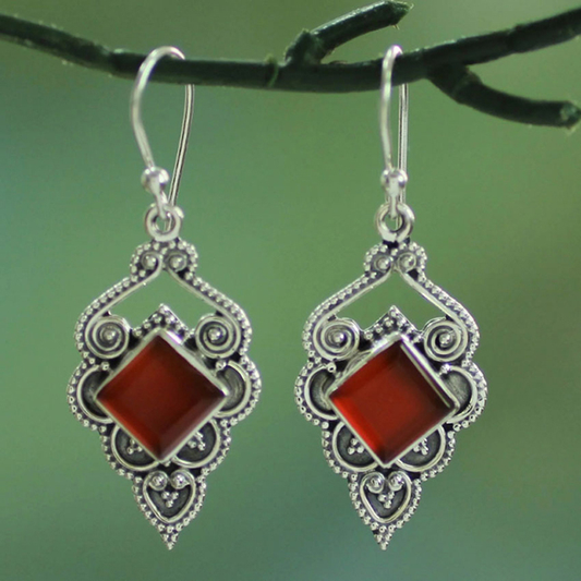 Carreau Rouge | Boucles d'oreilles argentées avec pierres rouges – Vue 01