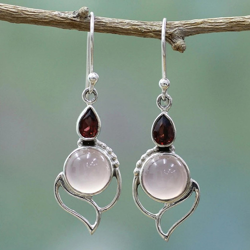 Éclat Rosé | Boucles d'oreilles argentées avec pierre rose clair – Vue 01