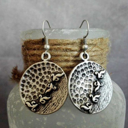 Disque Liane | Boucles d'oreilles rondes avec surface martelée et liane – Vue 01