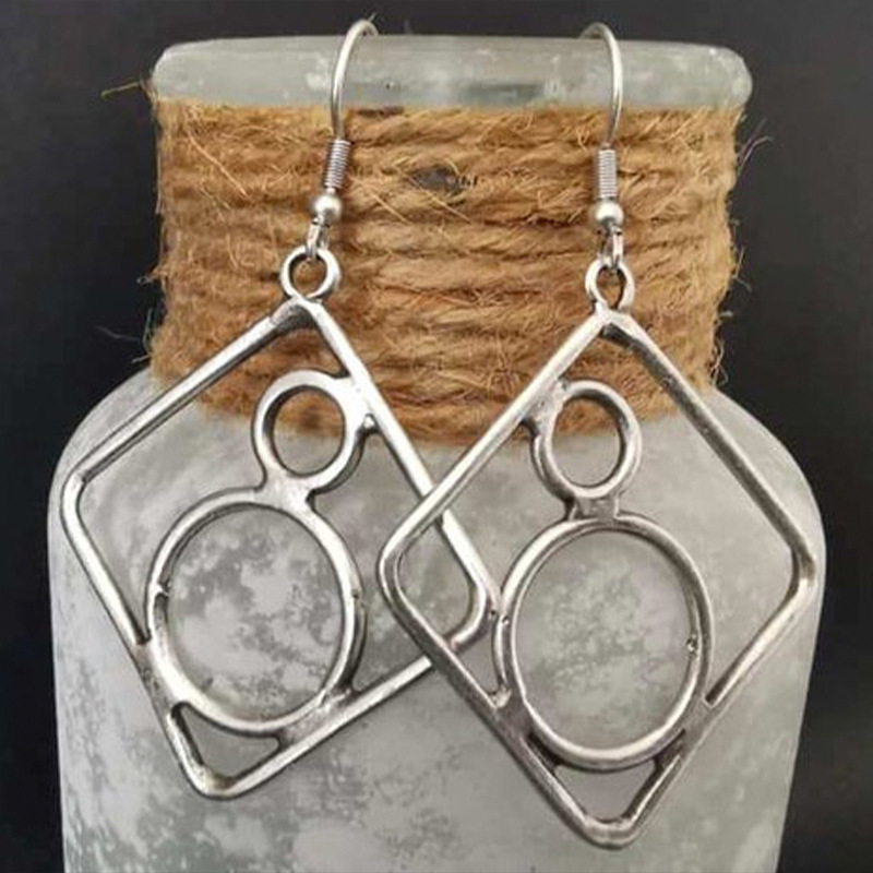 Jeu de Carrés | Boucles d'oreilles argentées avec carré et cercles – Vue 01