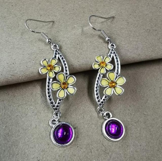 Fleurs Jaunes | Boucles d'oreilles argentées avec fleurs jaunes et pierre violette – Vue 01