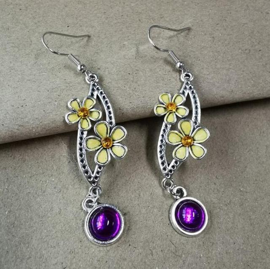 Fleurs Jaunes | Boucles d'oreilles argentées avec fleurs jaunes et pierre violette – Vue 01