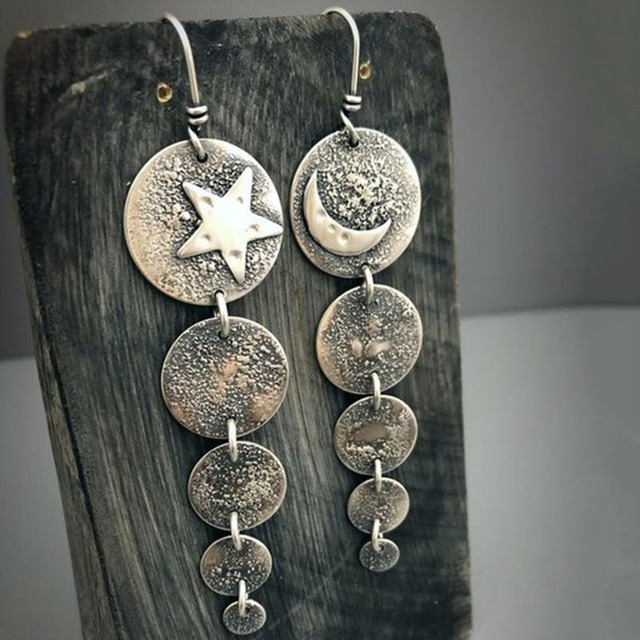 Pluie d'Étoiles | Boucles d'oreilles argentées avec étoile et lune – Vue 01
