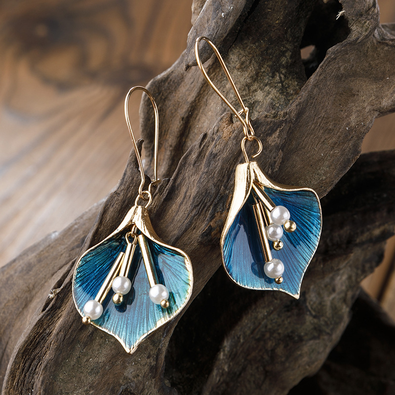 Arum Bleu | Boucles d'oreilles argentées avec fleur d'arum bleue – Vue 01