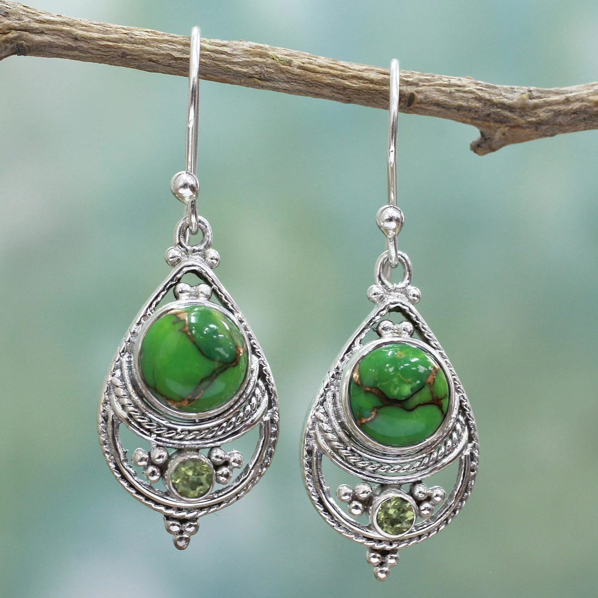 Filigrane Vert | Boucles d'oreilles argentées avec pierre verte et détails jaunes – Vue 01