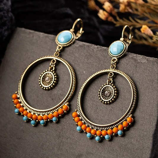 Bohème | Boucles d'oreilles dorées avec perles colorées dans un grand anneau – Vue 01