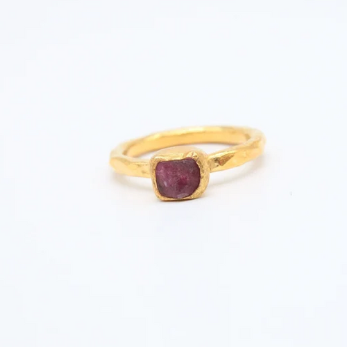 Bague fine dorée avec une petite pierre rouge carrée