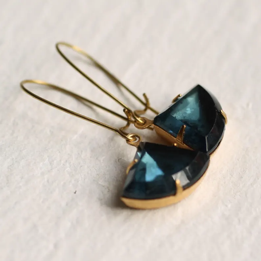 Vert Profond | Boucles d'oreilles dorées avec pierre bleu-vert sombre – Vue 01