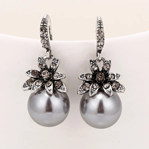Cascade Grise | Boucles d'oreilles argentées avec perle grise – Vue 01