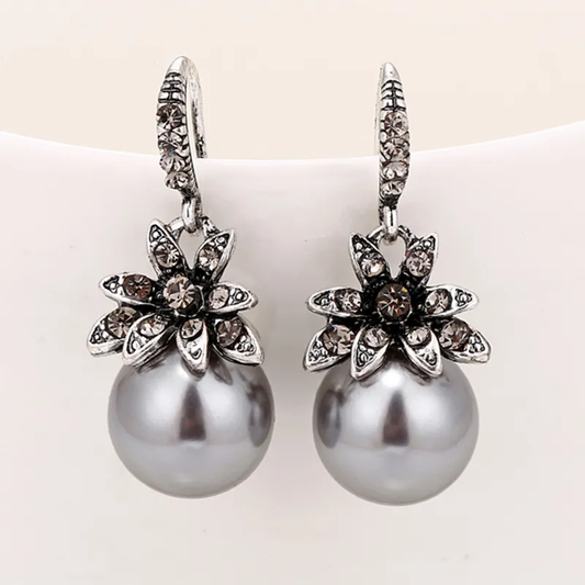 Cascade Grise | Boucles d'oreilles argentées avec perle grise – Vue 01