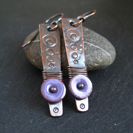 Barre de Cuivre | Boucles d'oreilles allongées cuivrées avec pierre violette – Vue 01