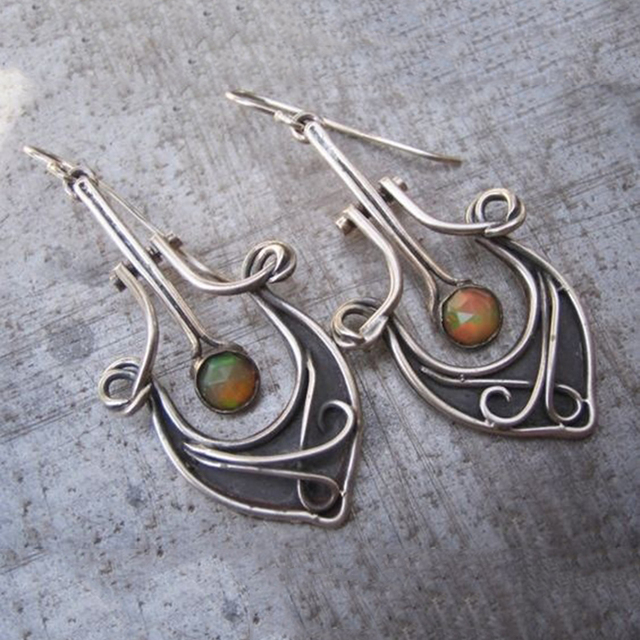 Courbe Ondulée | Boucles d'oreilles argentées à la forme sinueuse – Vue 01