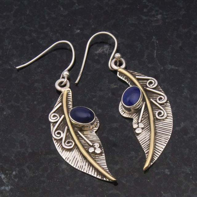 Feuille Plume | Boucles d'oreilles argentées avec nervure dorée et pierre bleue – Vue 01