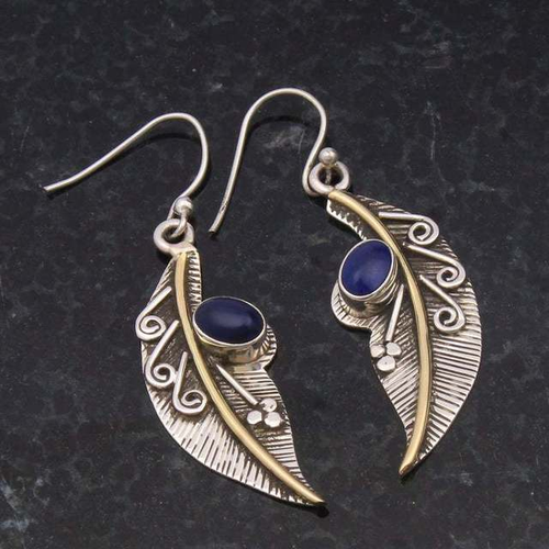 Feuille Plume | Boucles d'oreilles argentées avec nervure dorée et pierre bleue – Vue 01
